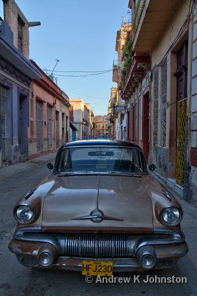 1110_7D_2703-5 HDR.jpg - Old car in the backstreets of Havana - HDR composition from 3 originals